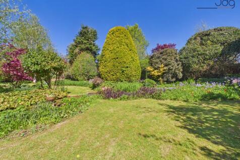 A North Facing Garden That Defines the Home
