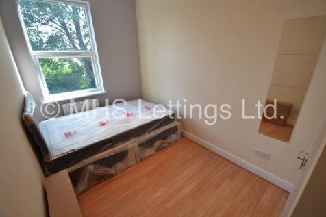 ** £455pcm (Inc Gas, Elec, Water, Wi-Fi, TV Licence and Council Tax) ** AVAILABLE NOW - 30TH JUNE 2026** Stunning double room in this lovely house share on High Cliffe in Burley Park. Large dining kit