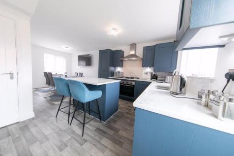 Open plan kitchen & dining room