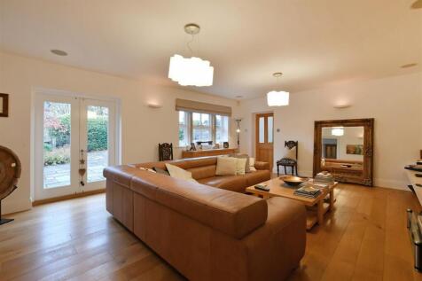 5 bed, 3 bath Detached in Sheffield - Photo 3