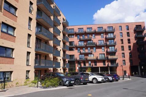 3 Bedroom Flat in SK3 0GU