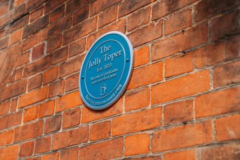 13 Southgate Street [Blue Plaque].jpg