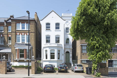 ZERO DEPOSIT AVAILABLE. LONG LET. A stunning 2 bedroom flat situated within a secure period conversion, boasting bright and modern accommodation route and a communal garden.