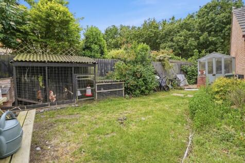 Extra Garden Besides Garage