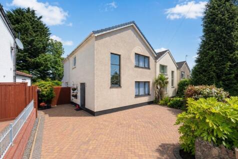 LARGE 3 Bedroom Family Home with STUNNING GARDENS