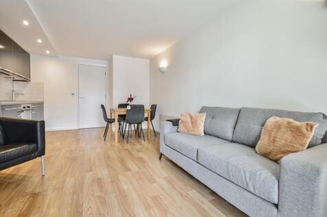 ** TWO ENSUITE DOUBLE BEDROOMS ** UPGRADED BATHROOMS ** ONSITE CONCIERGE ** ALLOCATED PARKING SPACE ** 2 MINUTES WALK FROM THE TRAIN STATION **