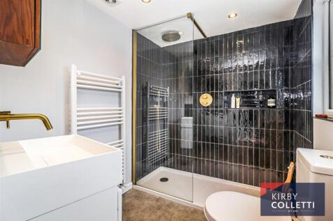 EN SUITE SHOWER ROOM TO BEDROOM ONE