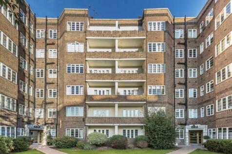 *Sharer friendly* A large four double bedroom apartment in this popular purpose built block with a separate living room, modern kitchen and well maintained communal gardens. Heating and hot water incl