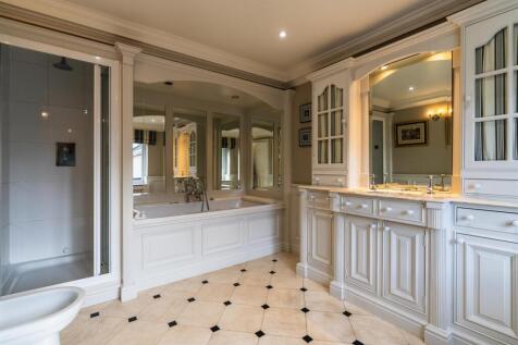 Master En-Suite Bathroom