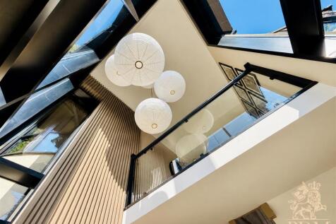 9 Middleton Creasent Beeston - Lobby.jpg