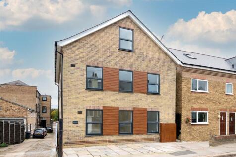 A modern and very spacious 3 bedroom 1st floor flat in this recently converted building.