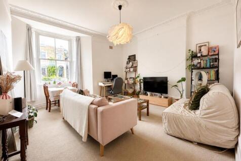 This bright and spacious one bedroom, one bathroom property is located in the heart of Peckham. Perfectly suited for tenants looking for a light and airy property with generous storage space. This pro