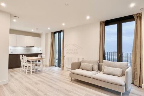 AK247 Homes is delighted to present this beautifully furnished three-bedroom, three-bathroom apartment on the 24th floor of Menara Point, Royal Eden Docks. Offering approximately 94.6 sq m (1,018 sq f