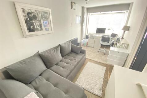 Family Room / office / bedroom 4