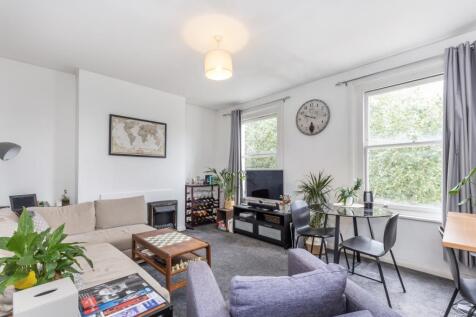 A bright and spacious one bedroom flat to rent located on the popular Bravington Road. Set on the first floor of this period conversion is this spacious one bedroom apartment. The property features a