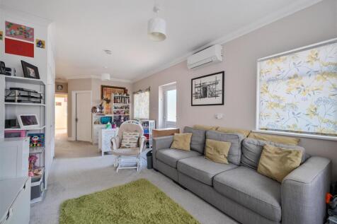 16 Craddocks second lounge.jpg