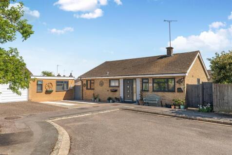 8 Buzzards Close, Little Bourton-1.jpg