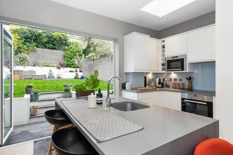 2 bed, 2 bath Apartment in manchester - Photo 2