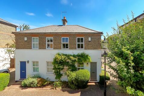 ZERO DEPOSIT AVAILABLE. LONG LET. A wonderful 2 bedroom garden house in a brilliant location and moments from Clapham Common offering wonderfully elegant living space within a gated development.