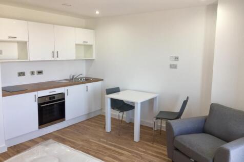 A well-presented studio flat in Salford Quays, Salford - Greater Manchester, offering one bedroom, one bathroom and one public room. Available from 30 August 2026. Deposit required: £1,096.