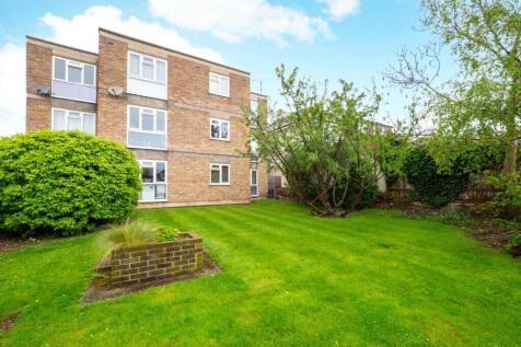 Located within close proximity to local transport links, and a direct bus to Morden Tube station with direct access to Central London. This apartment comprises of a double bedroom with cupboards built