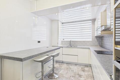 CAM03729G0-PR0172-STILL016