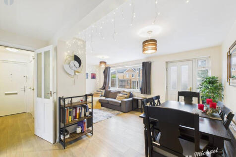 CAM03218G0-PR0853-STILL010-thumbnail-h750-70