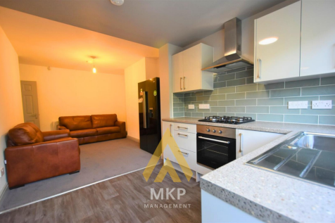 2026/2027 ACADEMIC YEAR Newly Refurbished Student Accommodation Suitable for Students and Professionals Rent: £102 pppw LOW DEPOSIT: £400/person (based on a group of 5 people) 15 mins walk to Universi