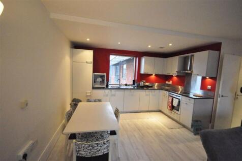 Top floor apartment within the Macintosh Village offers luxury city centre living. Comprises of open plan living/dining room with feature balcony, two double bedroom (master with en-suite and shower r