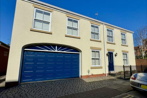 5 Bedroom House - detached for Sale