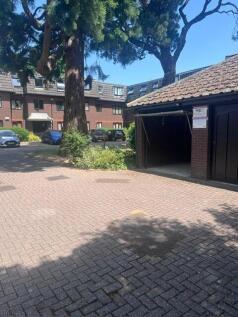 Garage To Let – Woodridge Close, Enfield
Secure brick-built garage available to let in the quiet cul de sac of Woodridge Close, Enfield. Ideal for vehicle storage, motorbikes, or general household sto