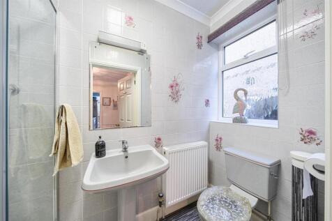 Baldwins Lane - shower room.jpg