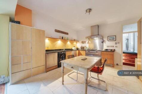 2 Bedroom Flat in KT6 4TP
