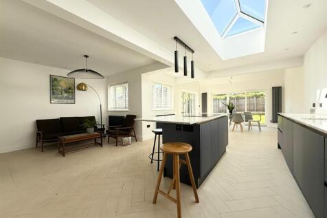 OPEN PLAN LIVING AREA