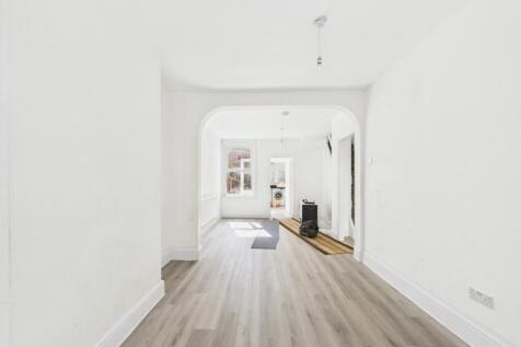 CAM03151G0-PR0042-STILL007