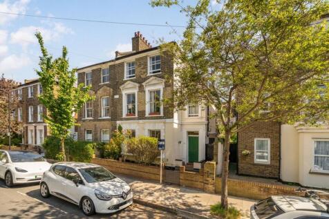 A beautifully presented four bedroom terraced house set over three floors on the ever popular Horton Road. The property features a double reception room, two bathrooms, sachs windows, separate kitchen