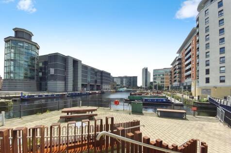 Deposit free option available //Fully Furnished //Juliet balcony //Far reaching city views //Ample storage space //4th floor //Large fridge freezer //Few minute walk to Leeds station //Local shops and
