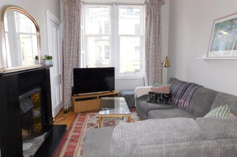 Well presented 1 bed apartment in prime Bruntsfield location with all amenities on the door step. Walkable to city centre and all major transport links. The property comprises: Hallway with all rooms