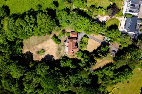 4 bed, 2 bath Detached in Bristol - Photo 3