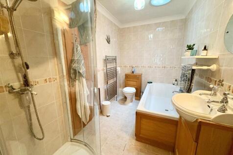 9. Bathroom.jpg