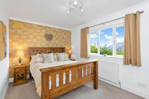 4 bed, 2 bath Detached in Leeds - Photo 8