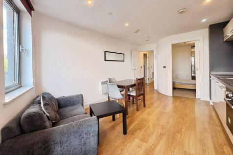 This stylish one-bedroom apartment offers modern and comfortable living just a short walk from Leeds City Centre. Situated within the popular Echo Central Two development, the property is ideally loca