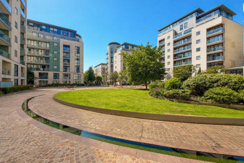 Bright one-bedroom fifth floor apartment in a sought-after Brentford development, finished to a high standard throughout. Features include a spacious living area with balcony, modern kitchen and bathr