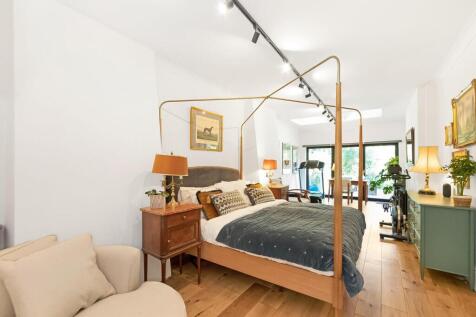 4 - Master Bedroom.jpg