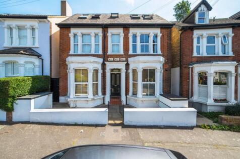 A bright and well maintained one-bedroom ground floor flat.