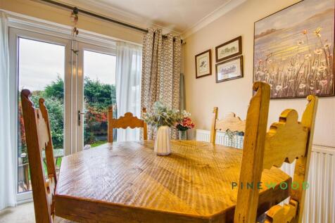 LOUNGE / DINING ROOM