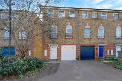 This well presented three bedroom townhouse, spread over three floors is situated in the Golders Green Estate. The house has a modern integrated family kitchen, a bright reception room, a spacious pri