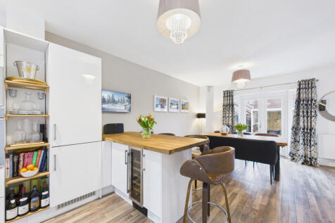 CAM01354G0-PR0629-STILL016