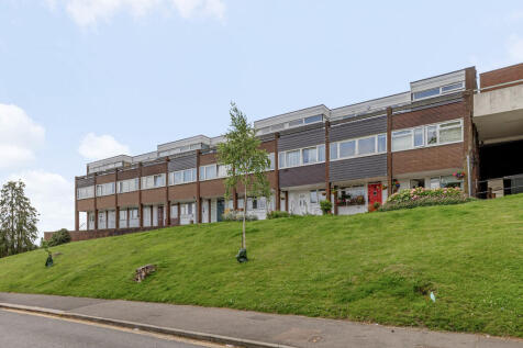 Delightful One Bedroom Flat. Well Presented. Homely Feel. Balcony. Modern Kitchen. Spacious and Light Living Room. Modern Bathroom. On Road Parking. Communal Gardens. Furnished Optional. Available 01