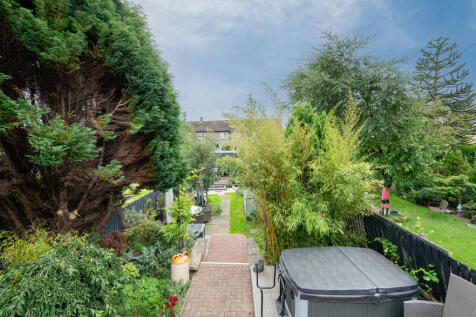VIEW OF REAR GARDEN